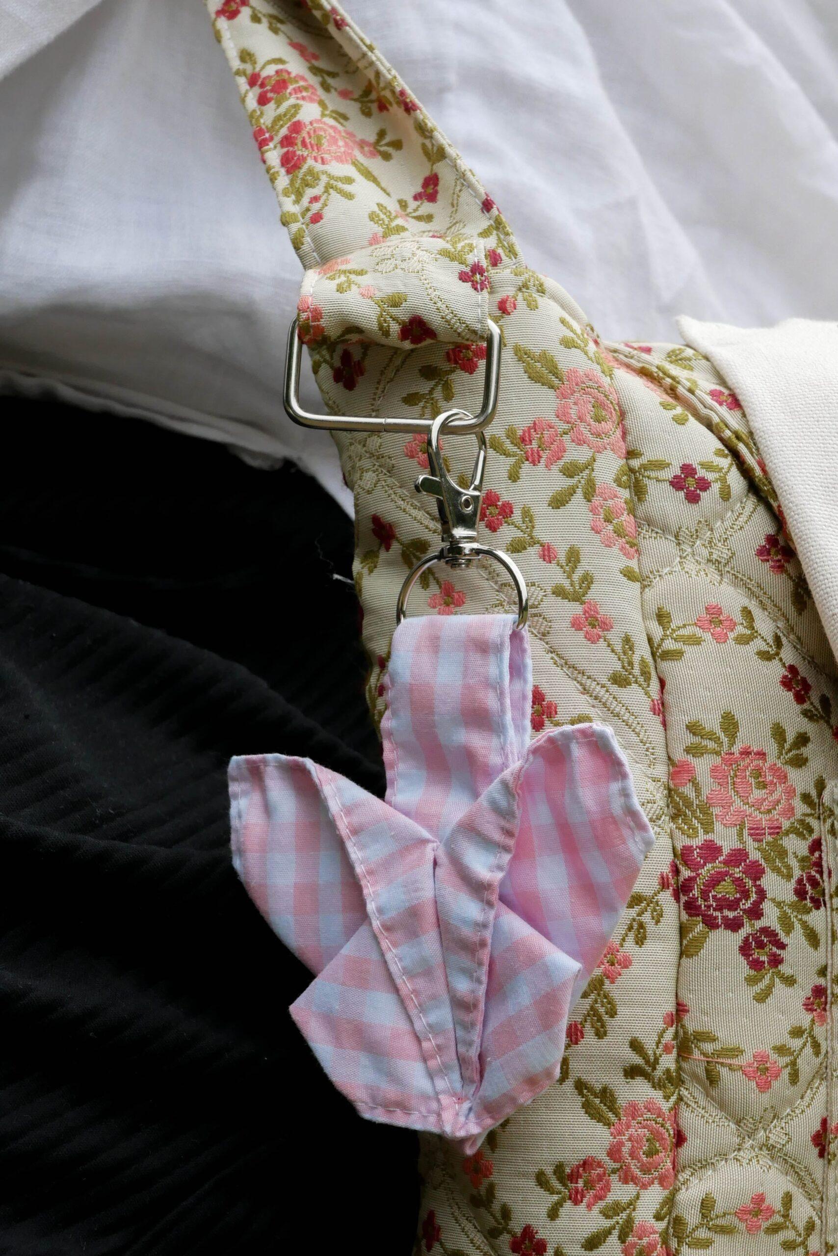 sac bandoulière tissé fleuri et rose, vert, crème bretagne nijichou
femme qui porte un sac bandoulière tissé fleuri et rose, vert avec un gros nœud