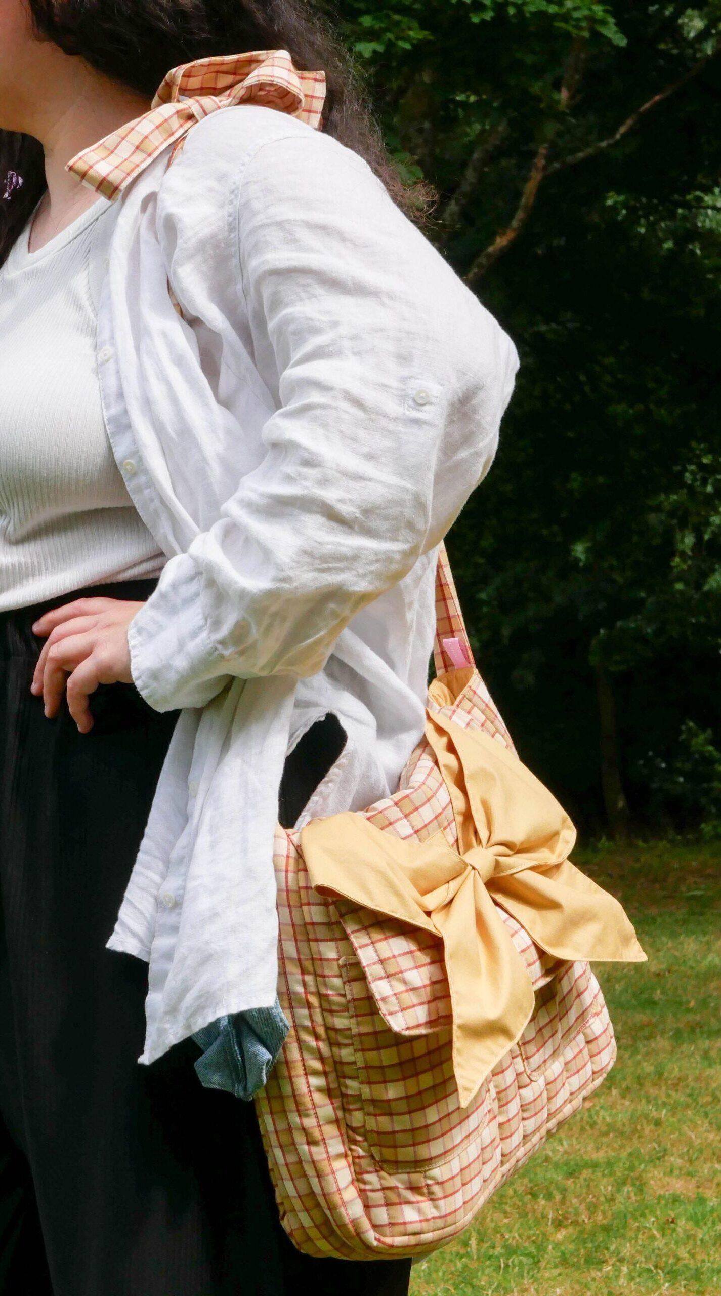 sac bandoulière beige à carreaux avec un nœud caramel bretagne nijichou femme qui porte un sac bandoulière beige à carreaux avec un nœud caramel