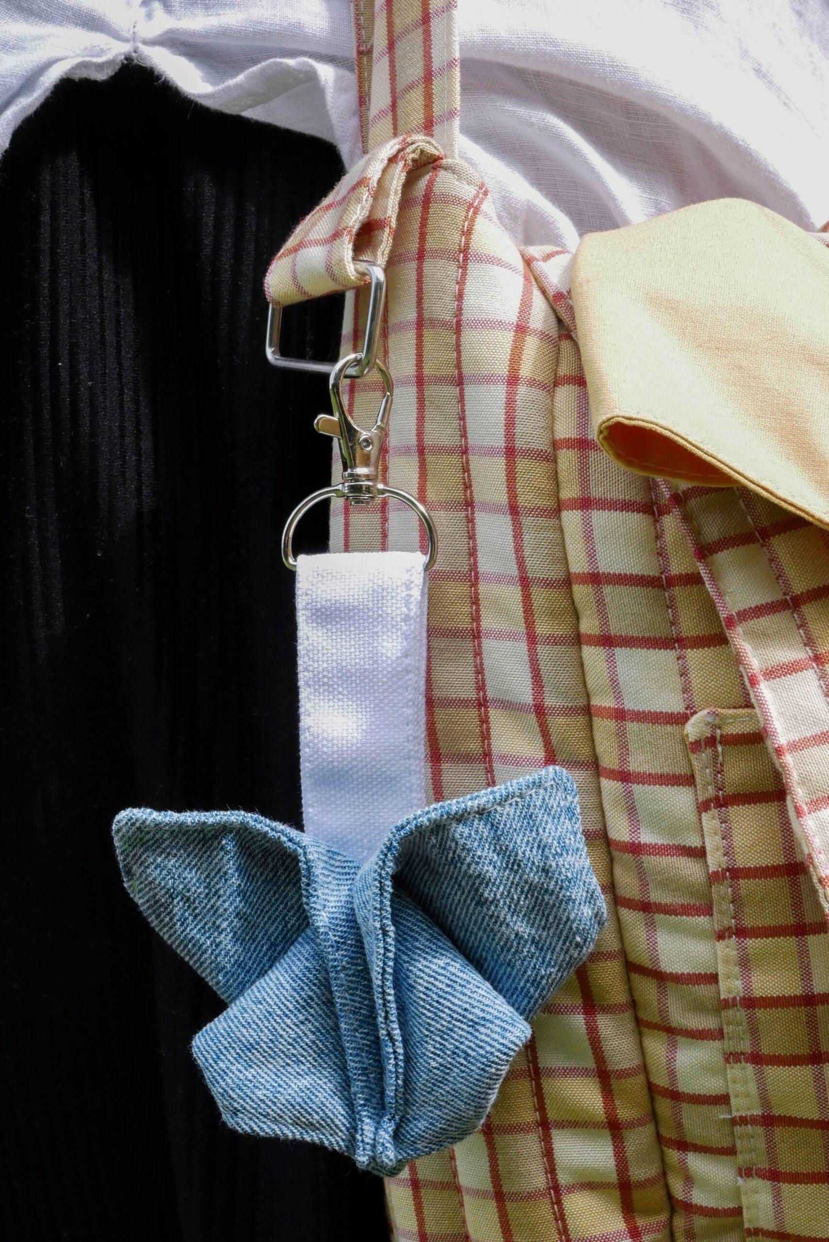 sac bandoulière beige à carreaux avec un nœud caramel bretagne nijichou
femme qui porte un sac bandoulière beige à carreaux avec un nœud caramel