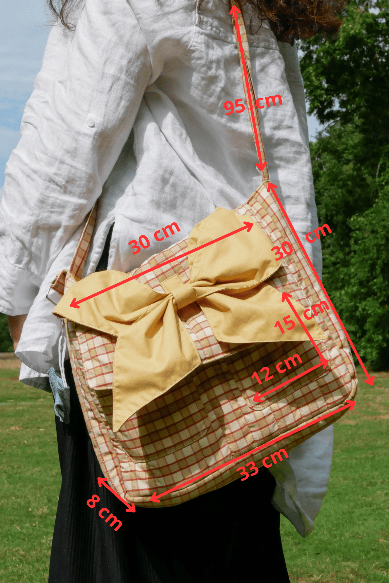 sac bandoulière beige à carreaux avec un nœud caramel bretagne nijichou
femme qui porte un sac bandoulière beige à carreaux avec un nœud caramel