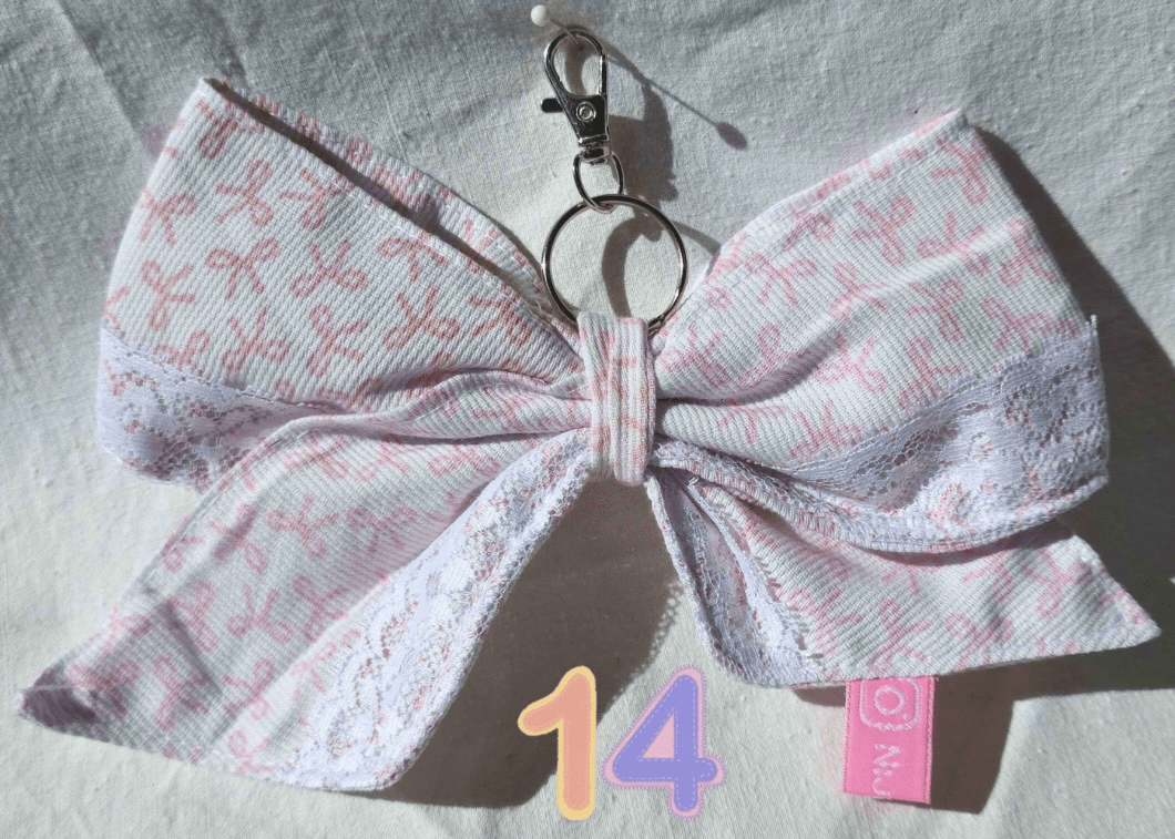 porte clé noeud tissu blanc noeud rose fait main en France par Nijichou – Accessoire éco-responsable