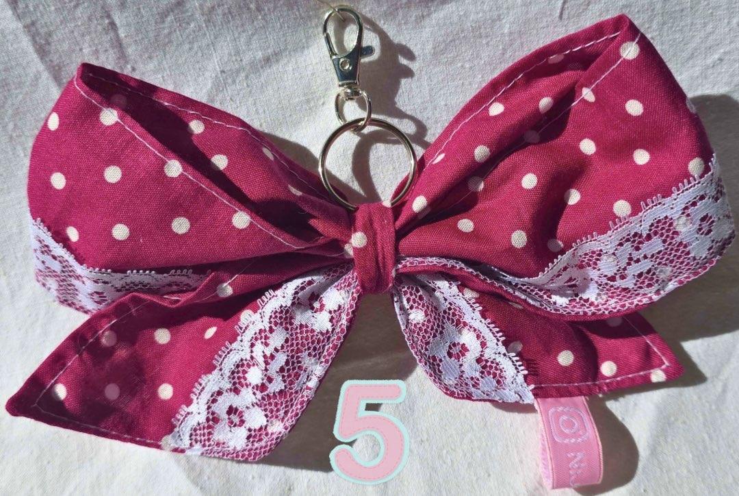 porte clé noeud tissu bordeau a poids blanc fait main en France par Nijichou – Accessoire éco-responsable