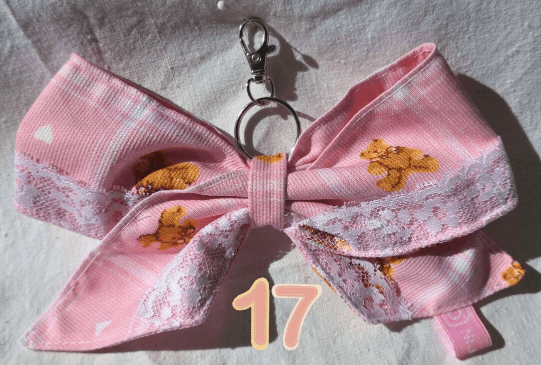 porte clé noeud tissu rose avec ourse fait main en France par Nijichou – Accessoire éco-responsable