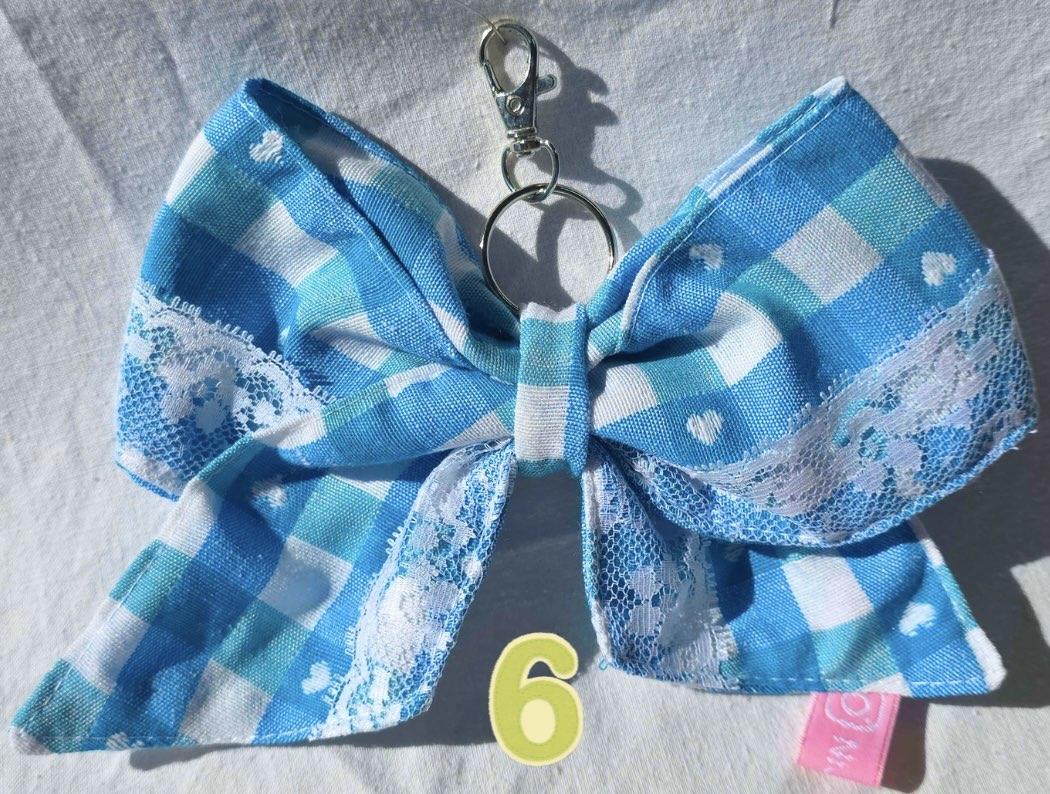 porte clé noeud tissu vichy bleu coeur blanc fait main en France par Nijichou – Accessoire éco-responsable