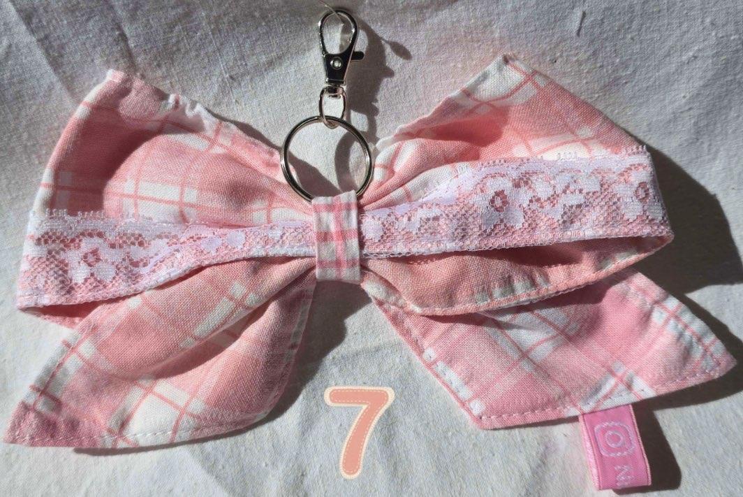 porte clé noeud tissu vichy rose fait main en France par Nijichou – Accessoire éco-responsable