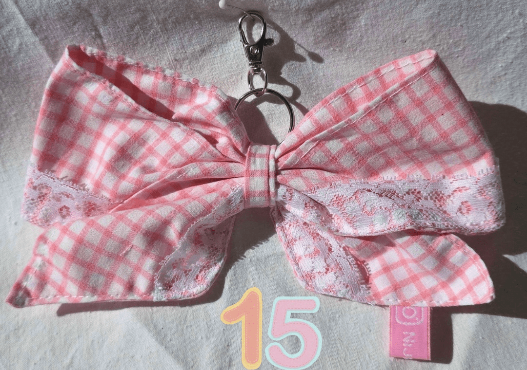 porte clé noeud tissu vichy rose fait main en France par Nijichou – Accessoire éco-responsable